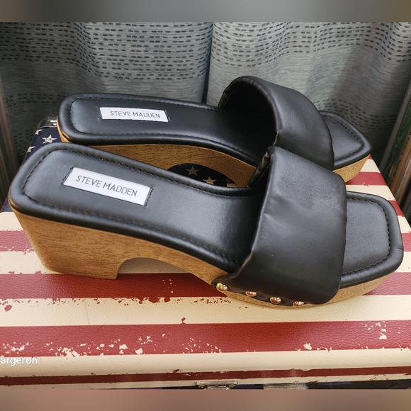 Beautiful Steve Madden slides. - Picture 3 of 7